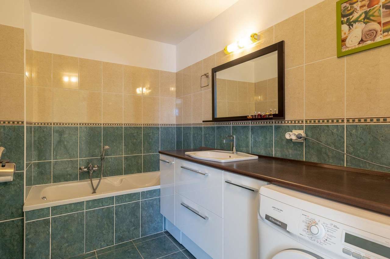 With panoramic sea views and beautifully presented throughout, this spaciou