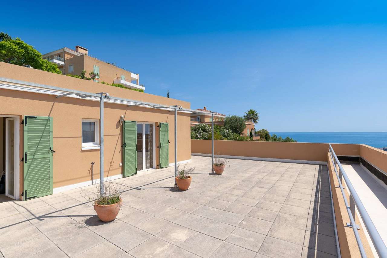 With panoramic sea views and beautifully presented throughout, this spaciou