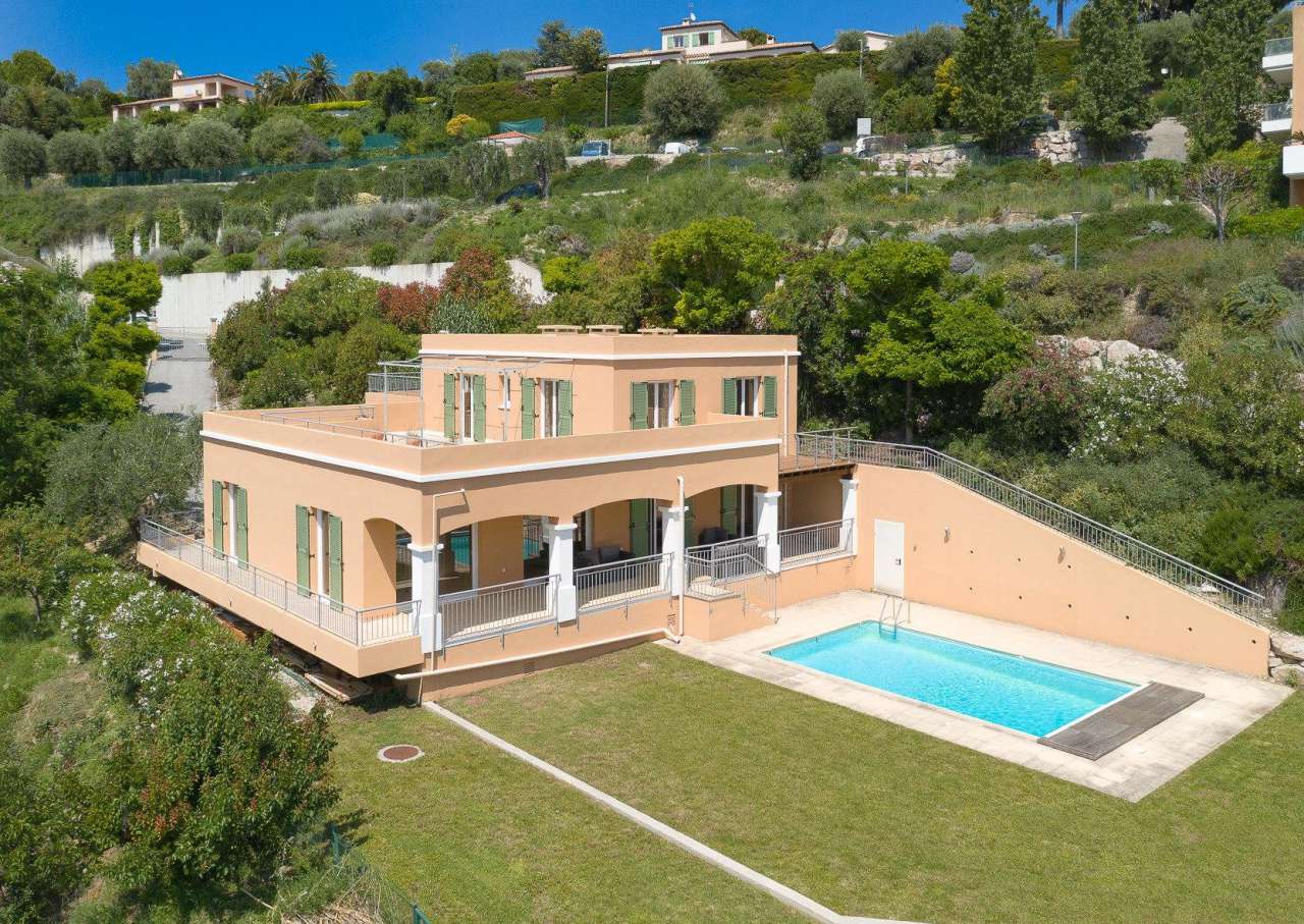 With panoramic sea views and beautifully presented throughout, this spaciou