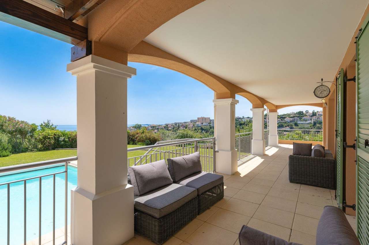 With panoramic sea views and beautifully presented throughout, this spaciou