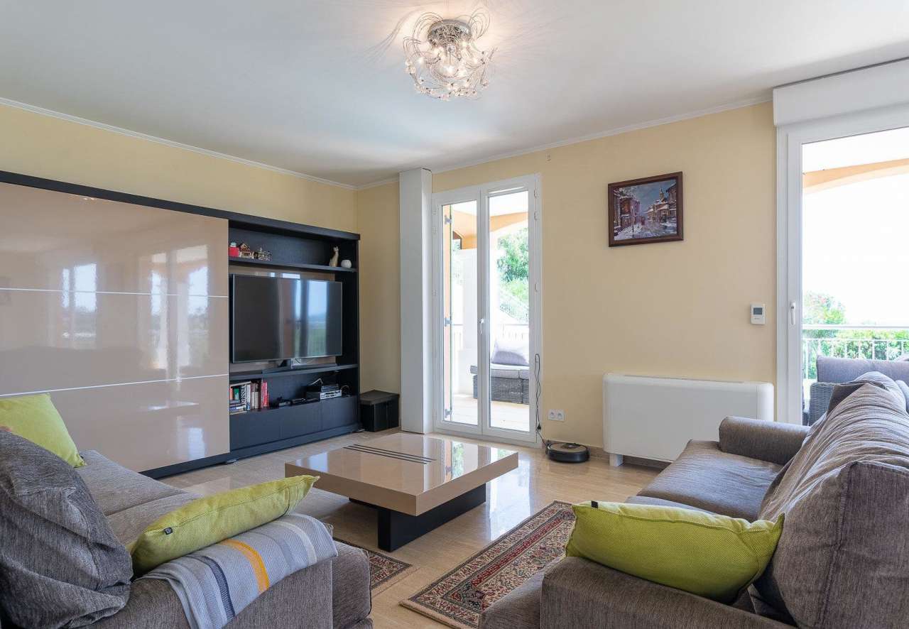 With panoramic sea views and beautifully presented throughout, this spaciou