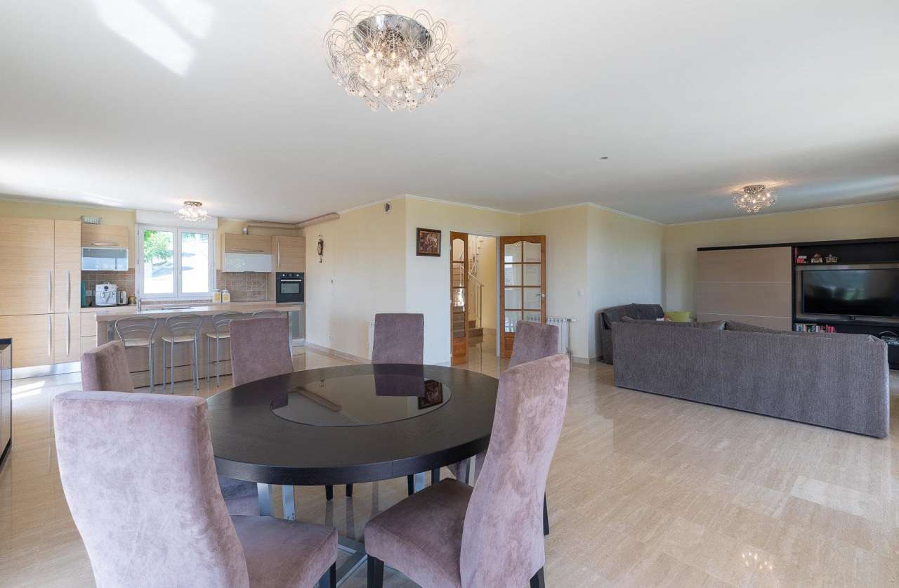 With panoramic sea views and beautifully presented throughout, this spaciou
