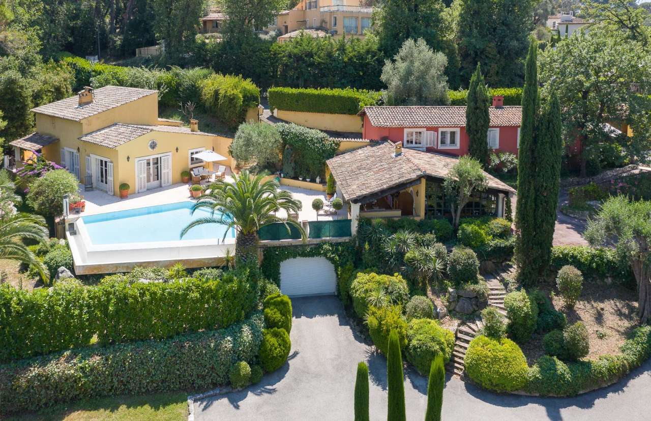 Set in over 5.5 acres of glorious land is this magnificent 3 bedroom villa