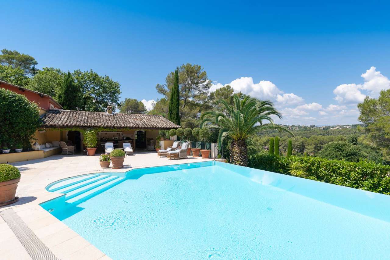 Set in over 5.5 acres of glorious land is this magnificent 3 bedroom villa