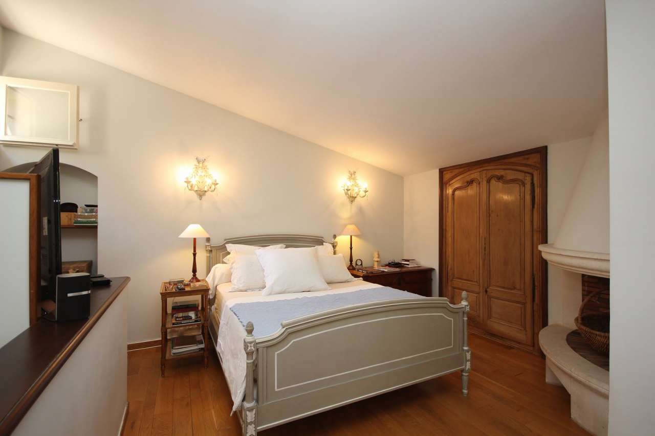 Set in over 5.5 acres of glorious land is this magnificent 3 bedroom villa