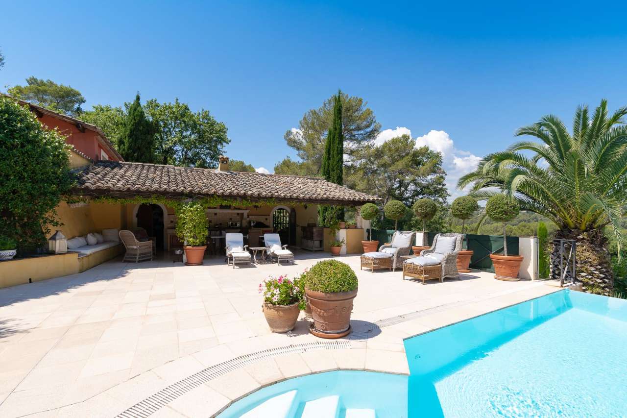 Set in over 5.5 acres of glorious land is this magnificent 3 bedroom villa