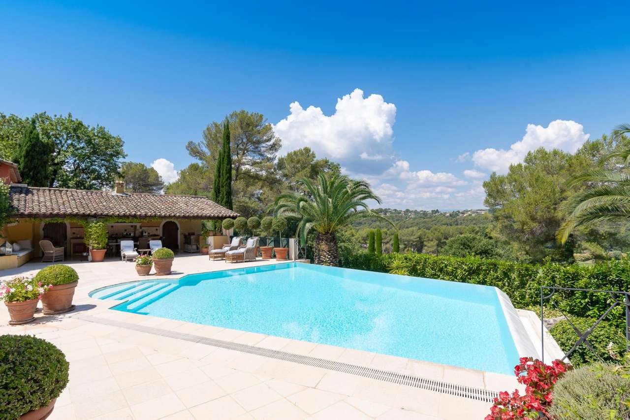 Set in over 5.5 acres of glorious land is this magnificent 3 bedroom villa