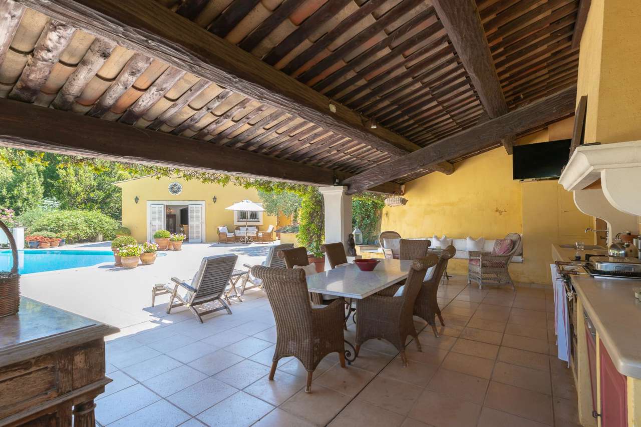 Set in over 5.5 acres of glorious land is this magnificent 3 bedroom villa