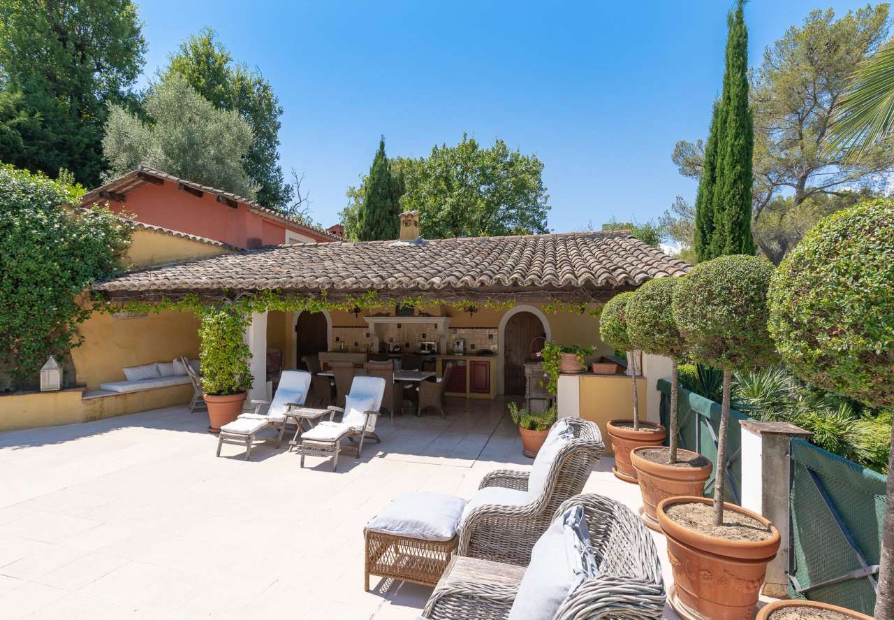 Set in over 5.5 acres of glorious land is this magnificent 3 bedroom villa