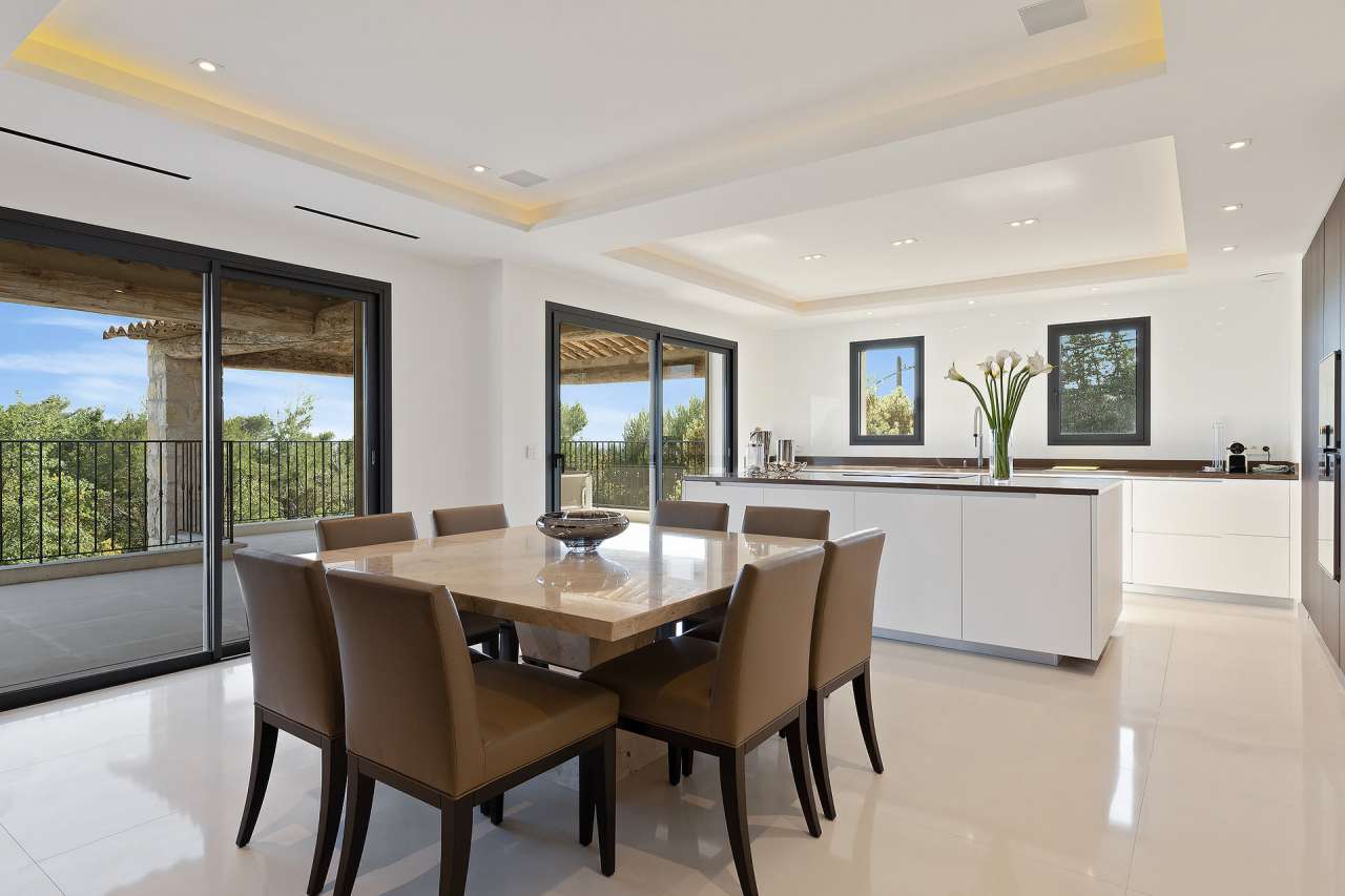 Magnificent luxury south facing 5 bedroom villa with pool set in beautiful