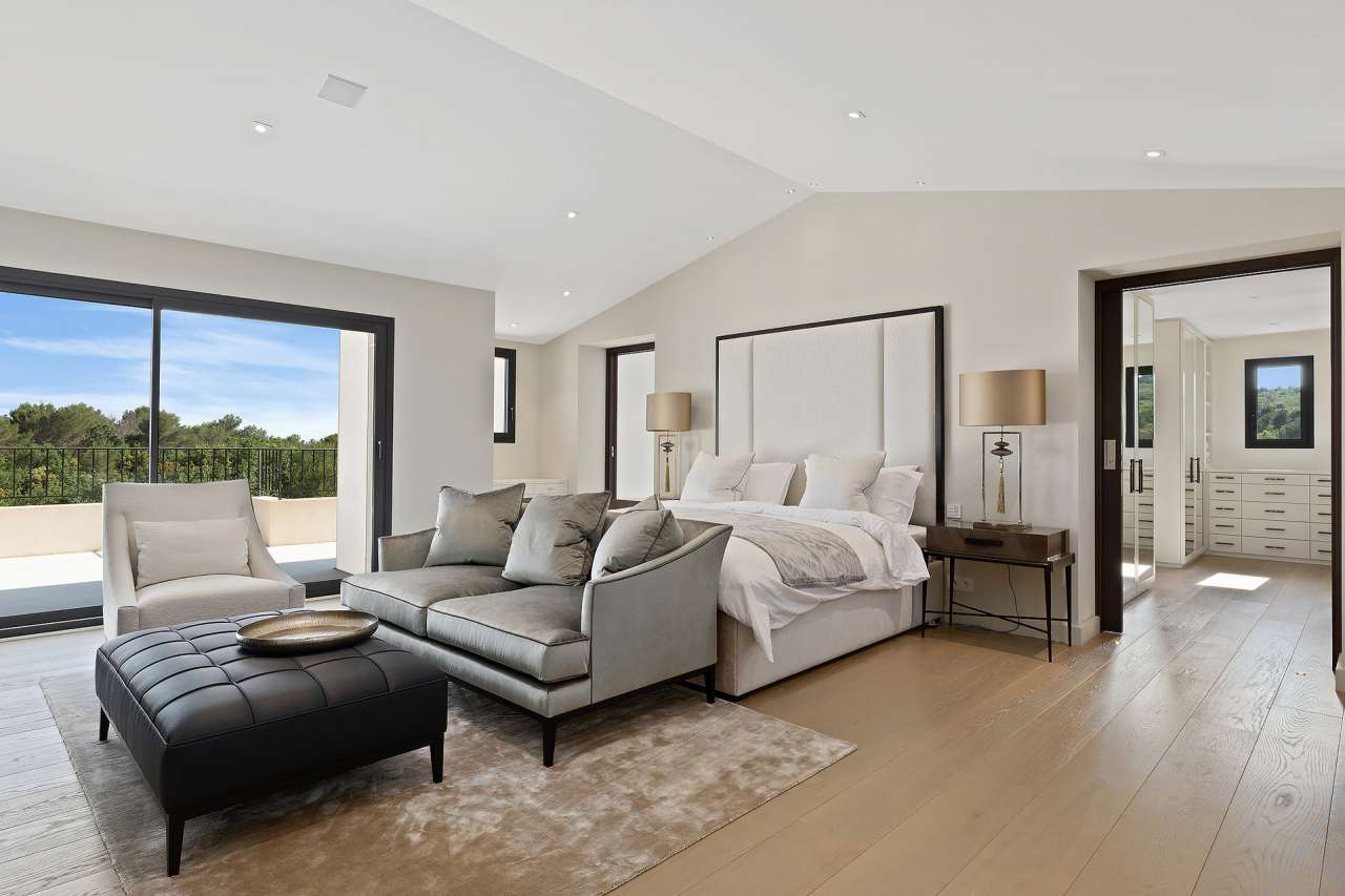 Magnificent luxury south facing 5 bedroom villa with pool set in beautiful