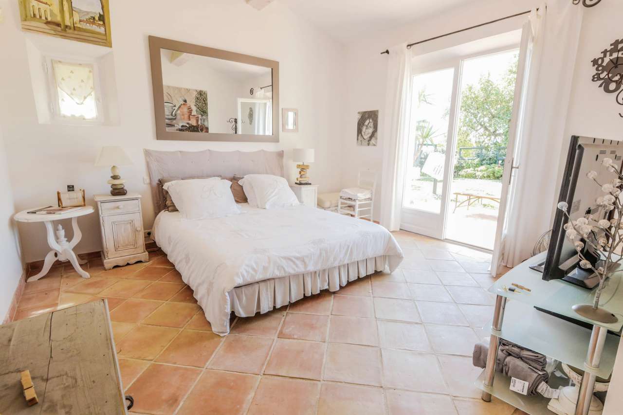 Delightful Provencal villa, full of charm and character in a sunny and spac