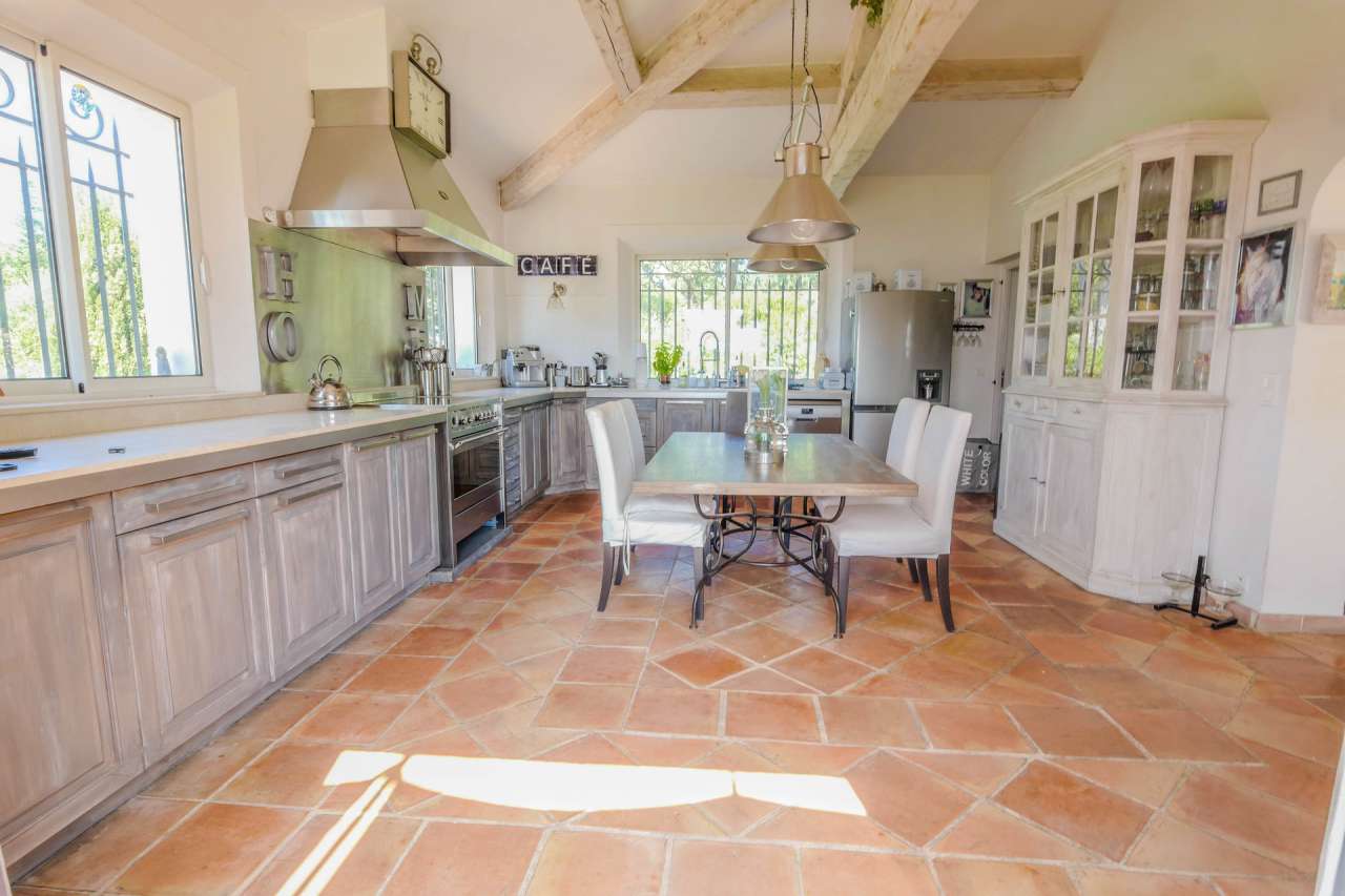 Delightful Provencal villa, full of charm and character in a sunny and spac