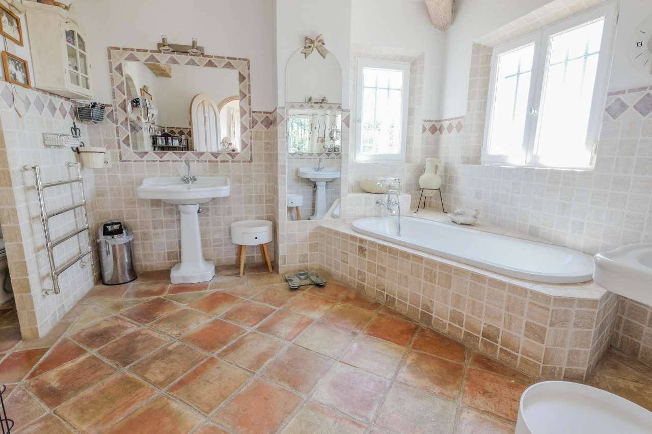 Delightful Provencal villa, full of charm and character in a sunny and spac
