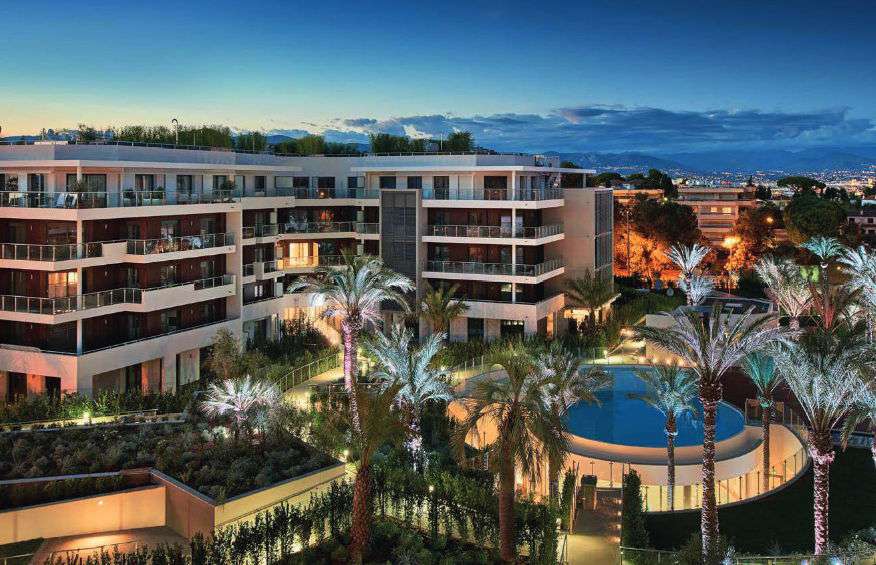 Superb 4 bedroom penthouse apartment situated within walking distance of th