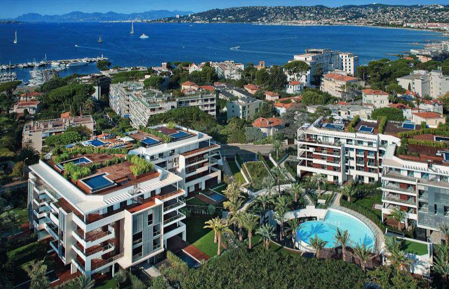 Superb 4 bedroom penthouse apartment situated within walking distance of th