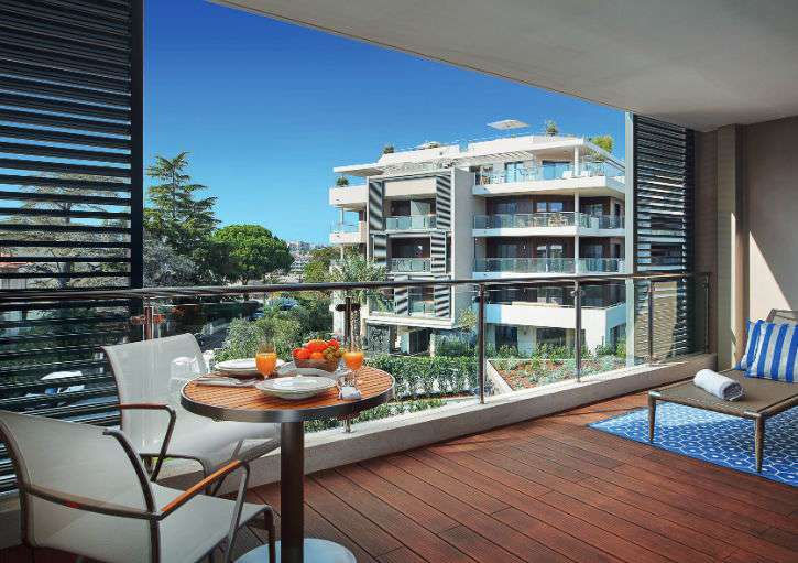 Superb 4 bedroom penthouse apartment situated within walking distance of th