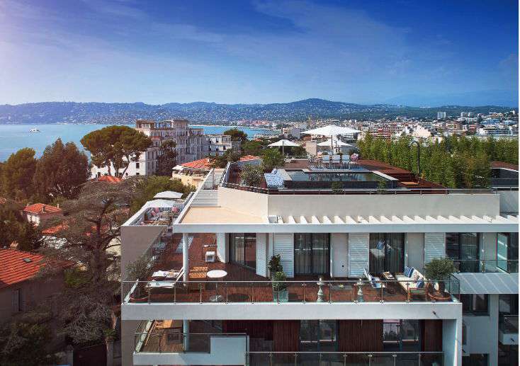 Superb 4 bedroom penthouse apartment situated within walking distance of th