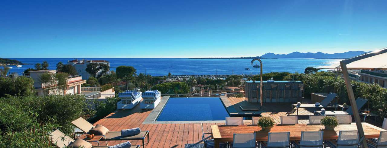 Superb 4 bedroom penthouse apartment situated within walking distance of th