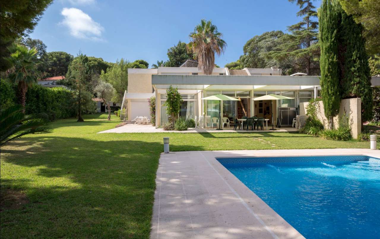 With huge potential for development, this spacious 8 bedroom property is id