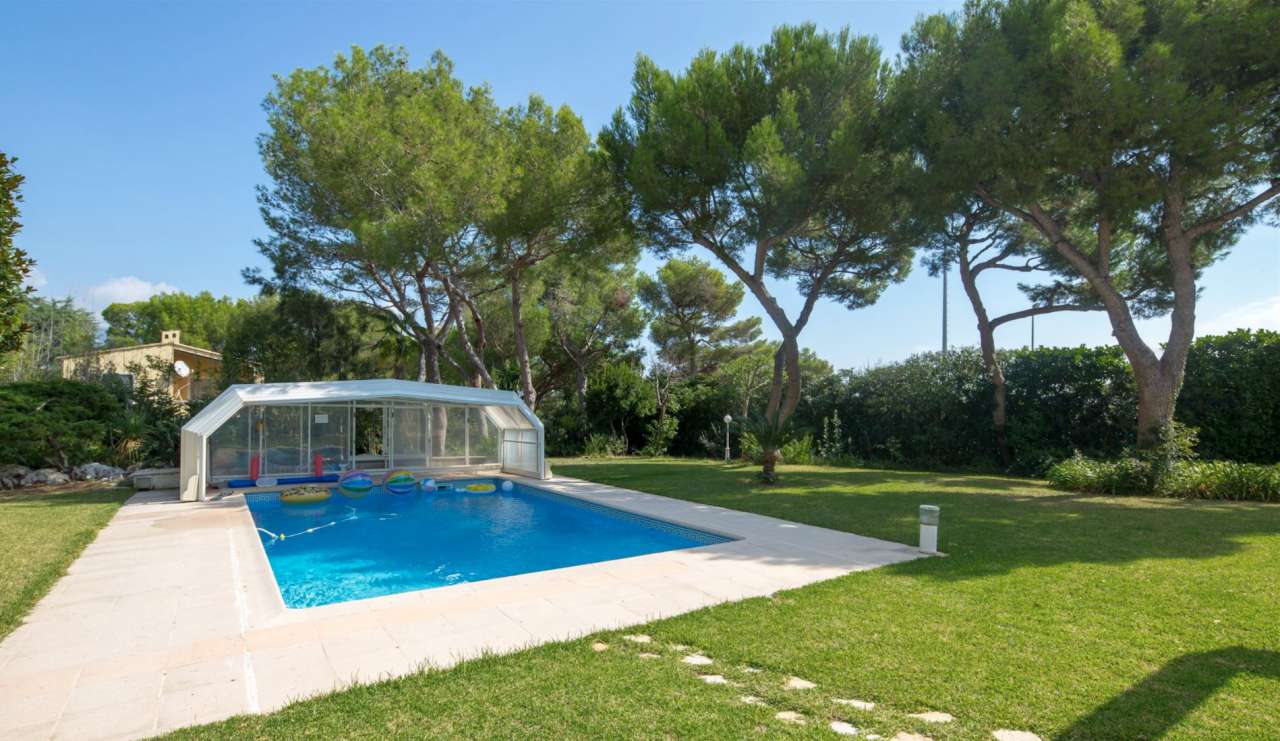 With huge potential for development, this spacious 8 bedroom property is id