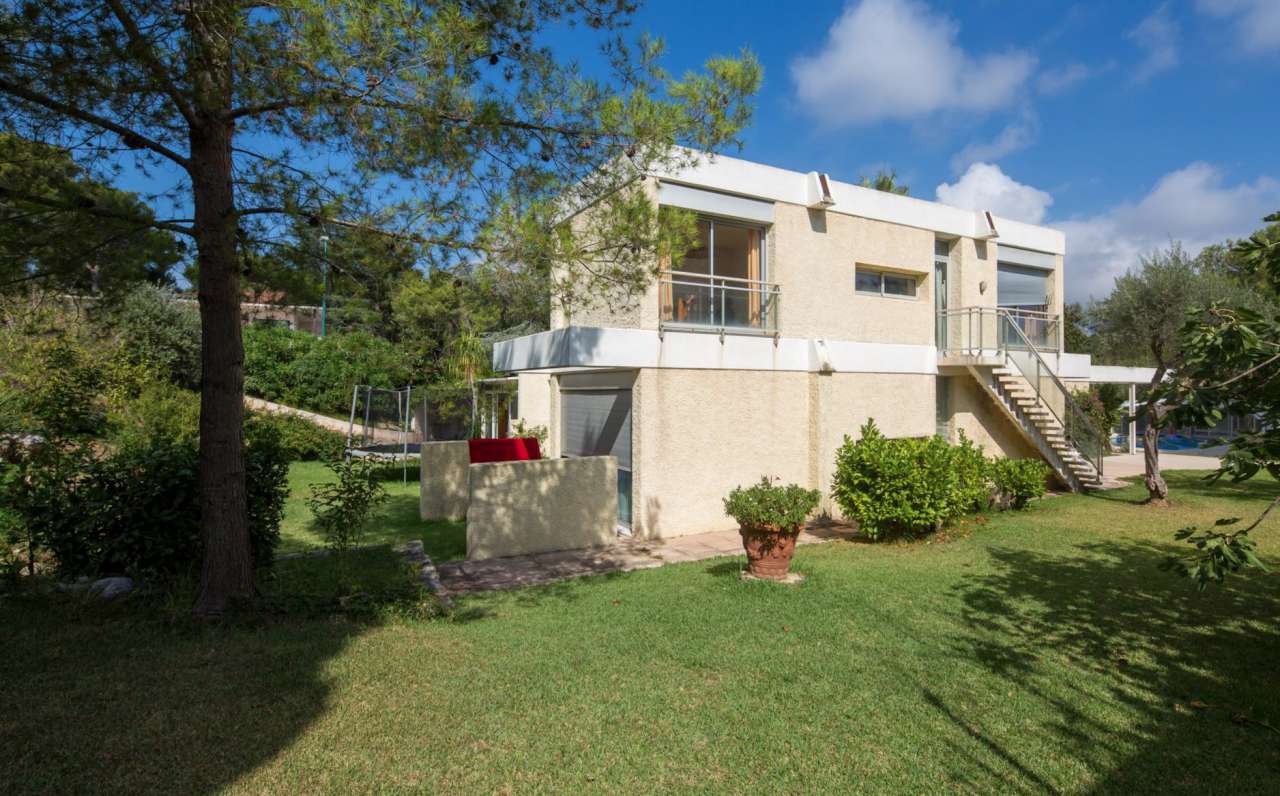 With huge potential for development, this spacious 8 bedroom property is id