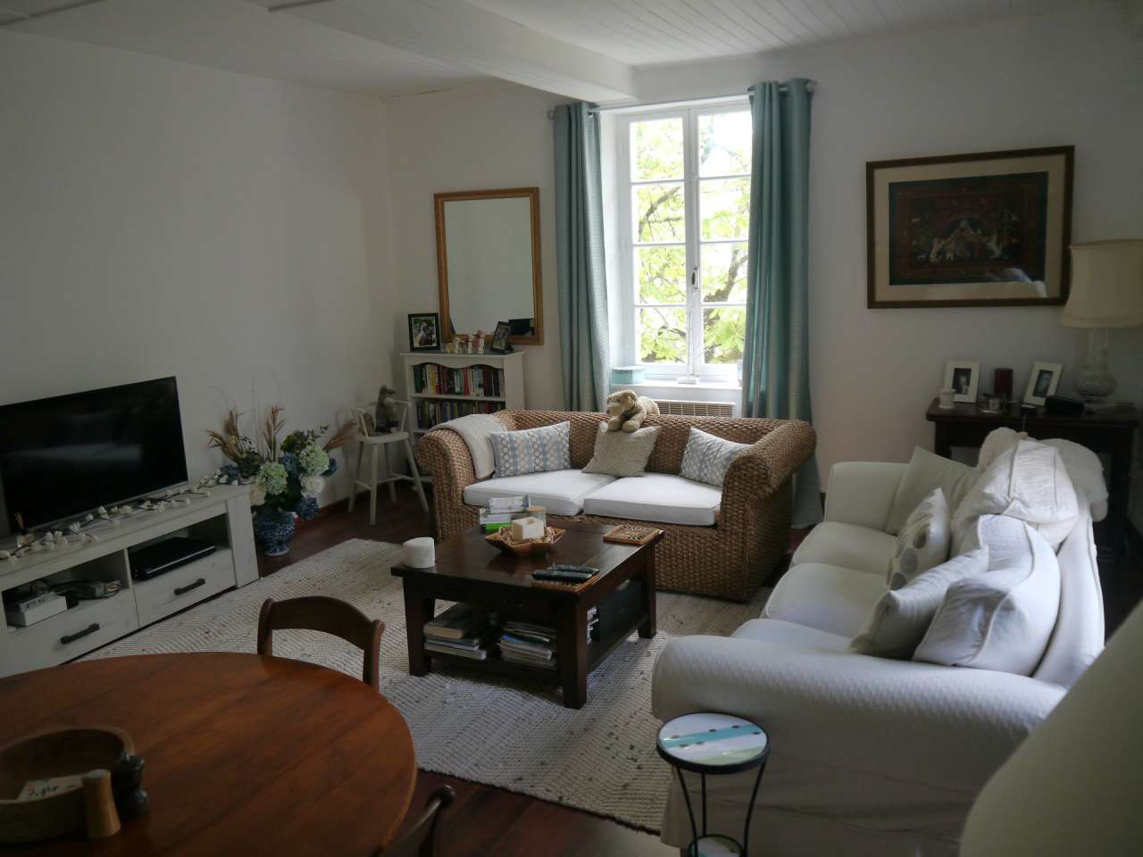 Unique opportunity to acquire a popular bar and restaurant with 2 bedroom a