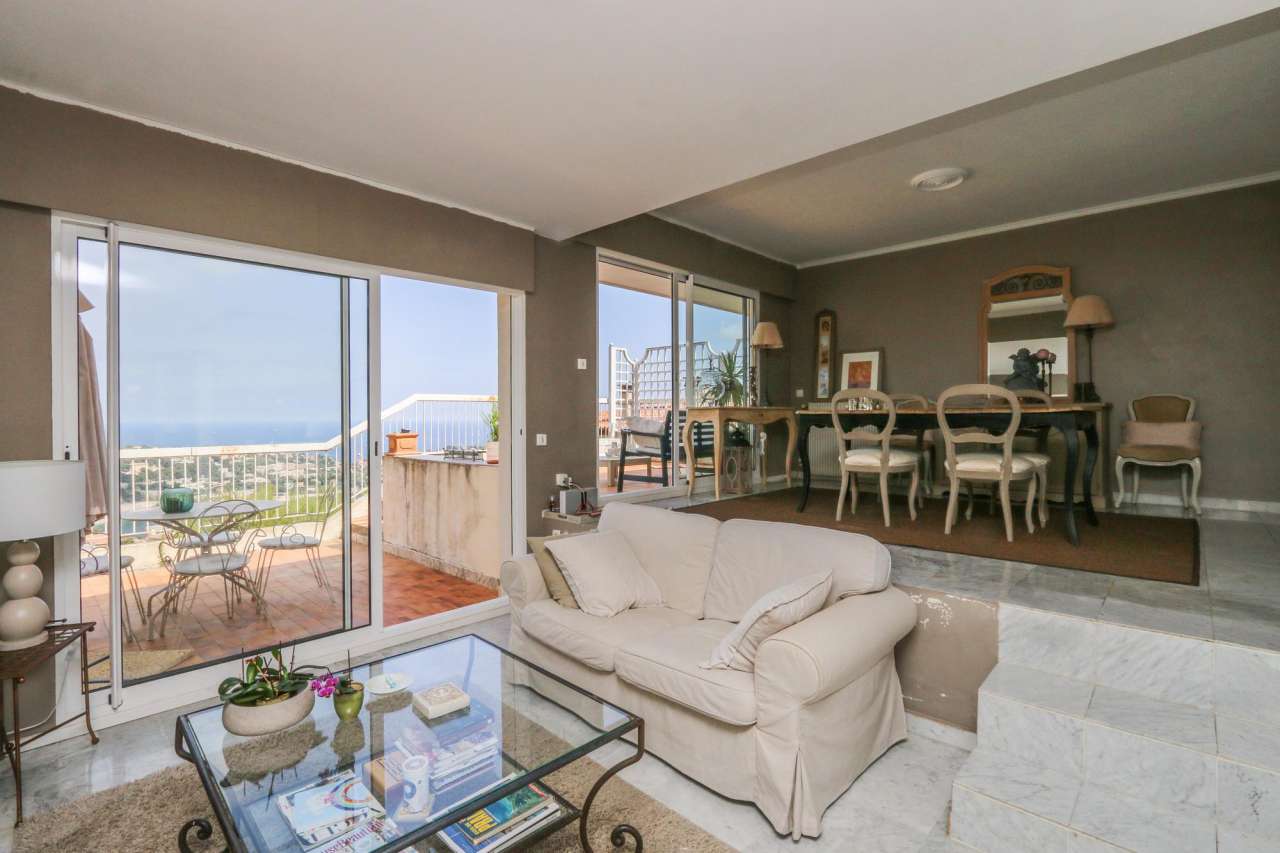 Versatile and spacious modern villa with 5 bedrooms and a sunny southerly a