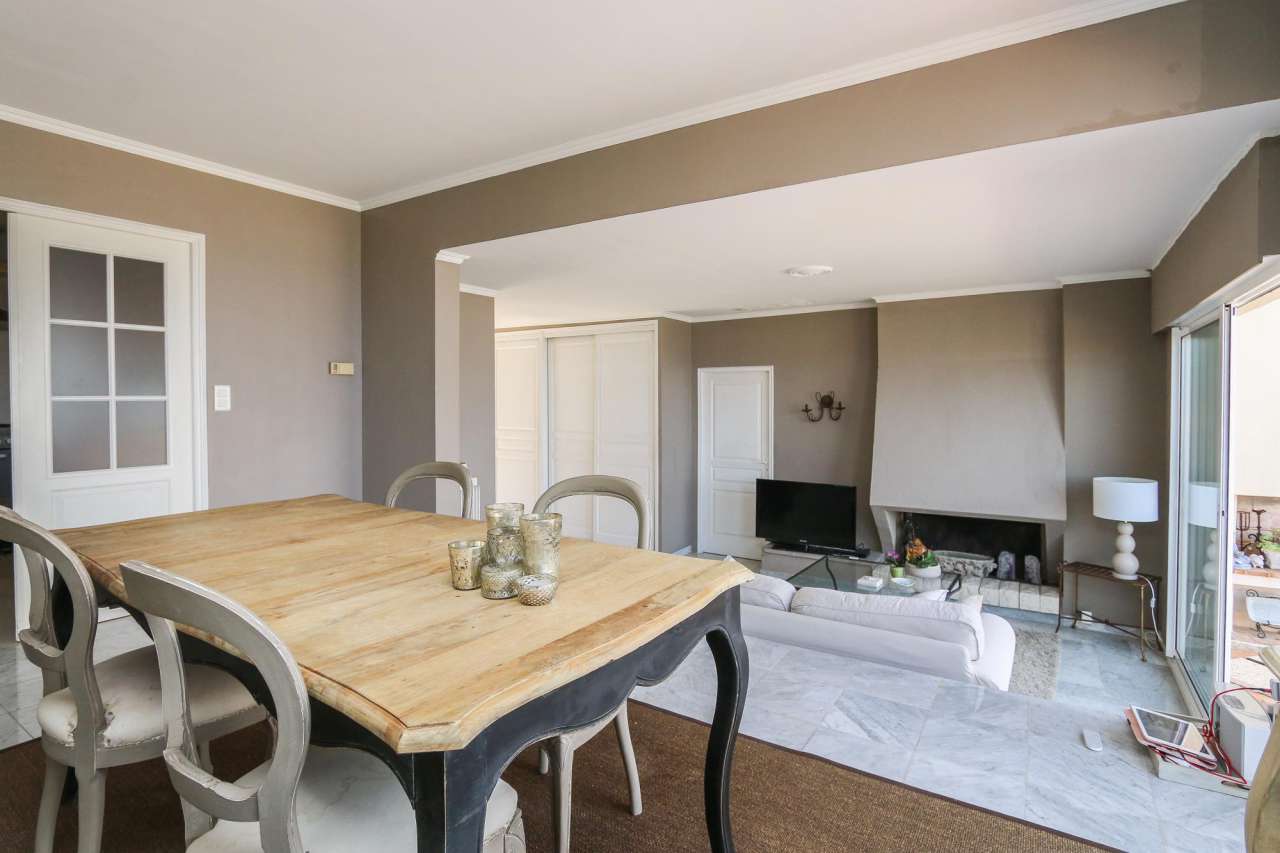 Versatile and spacious modern villa with 5 bedrooms and a sunny southerly a