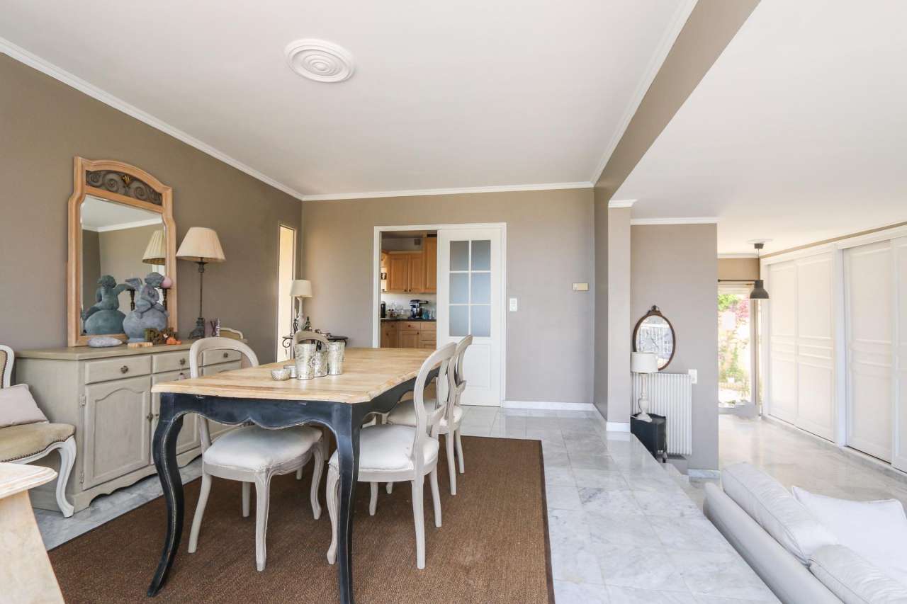 Versatile and spacious modern villa with 5 bedrooms and a sunny southerly a