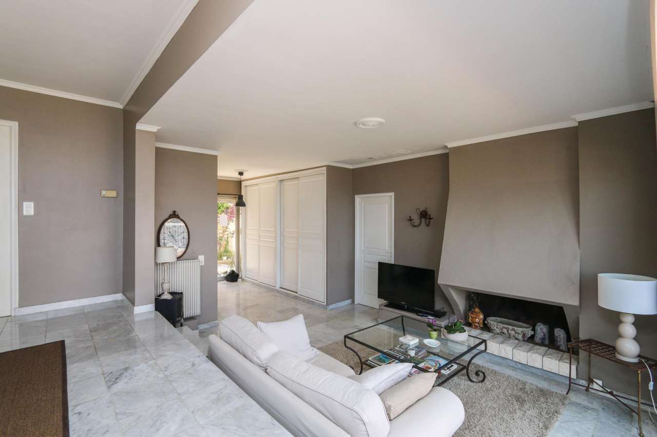 Versatile and spacious modern villa with 5 bedrooms and a sunny southerly a