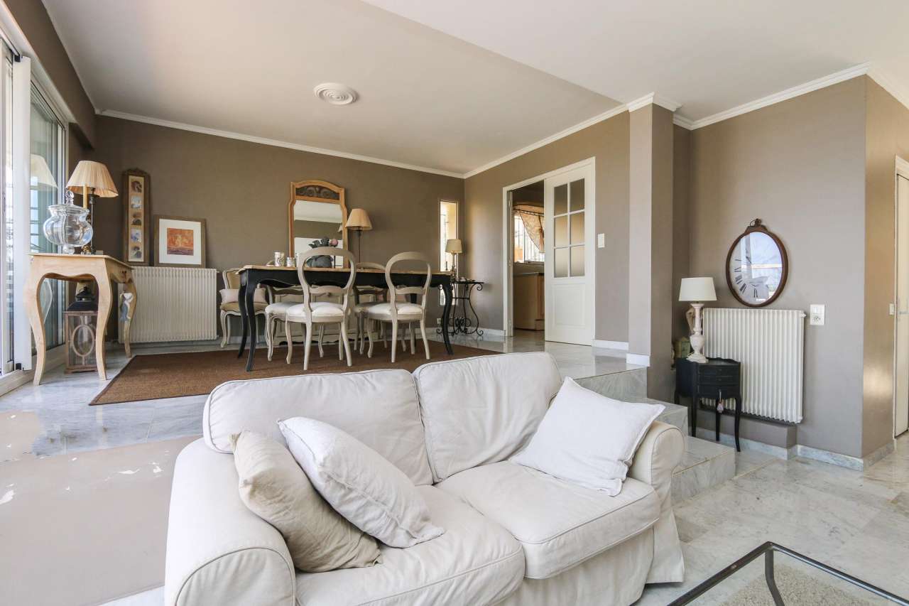 Versatile and spacious modern villa with 5 bedrooms and a sunny southerly a