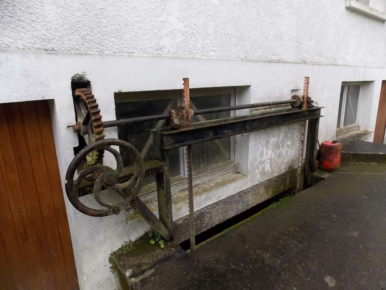 Spacious former water mill, with a river running alongside and with lovely