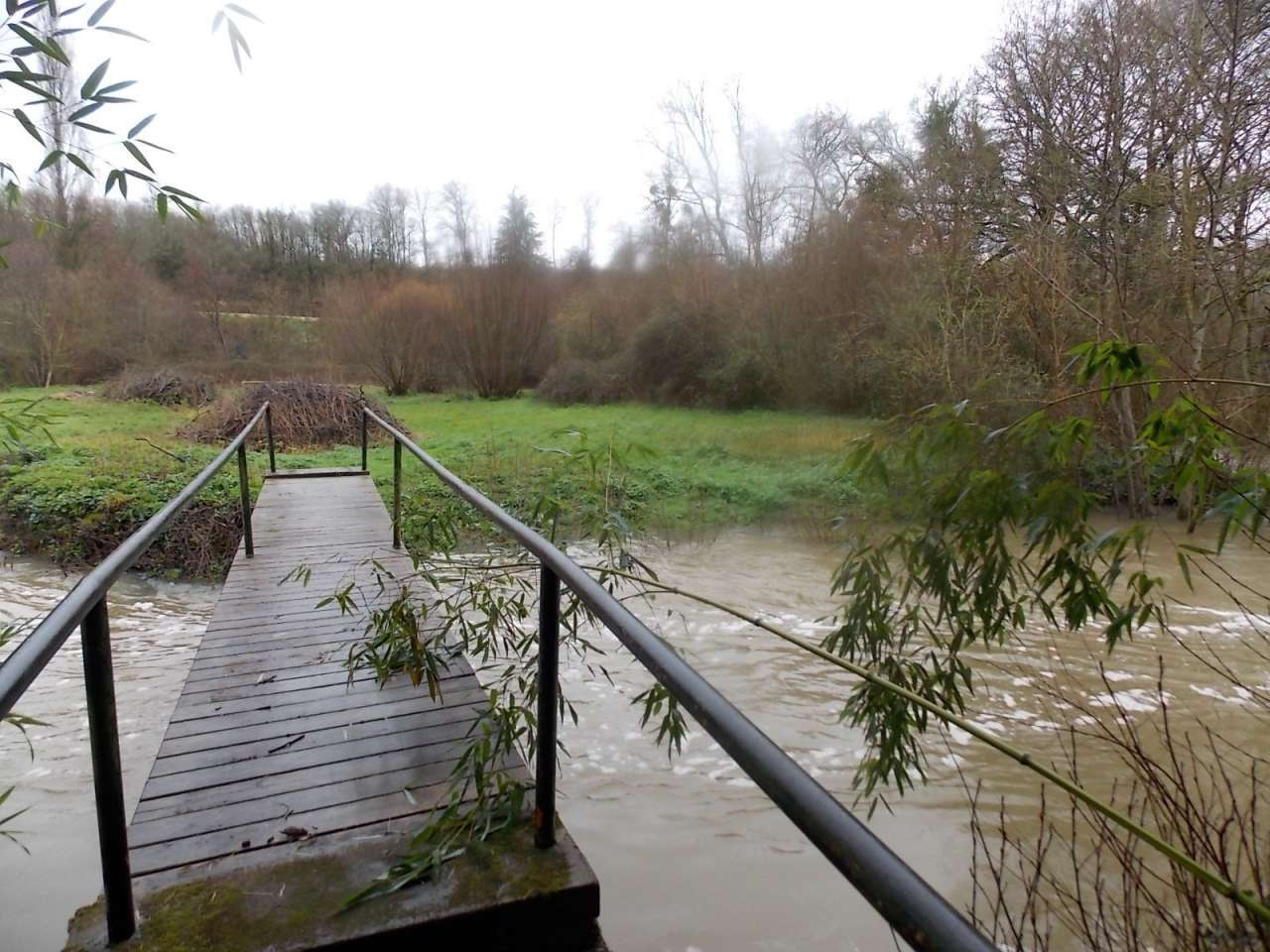 Spacious former water mill, with a river running alongside and with lovely
