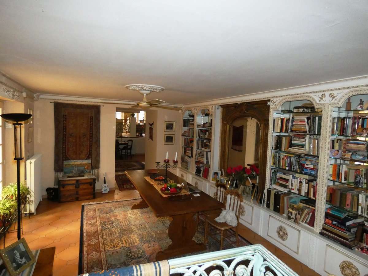 Charming 4 bedroom stone built house, ideally situated right in the heart o