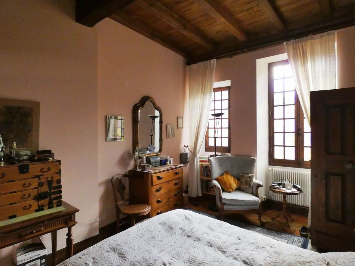 Charming 4 bedroom stone built house, ideally situated right in the heart o