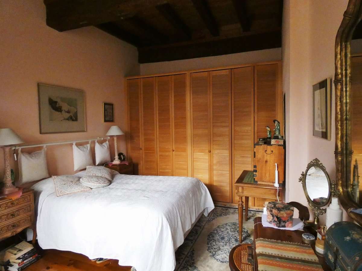 Charming 4 bedroom stone built house, ideally situated right in the heart o