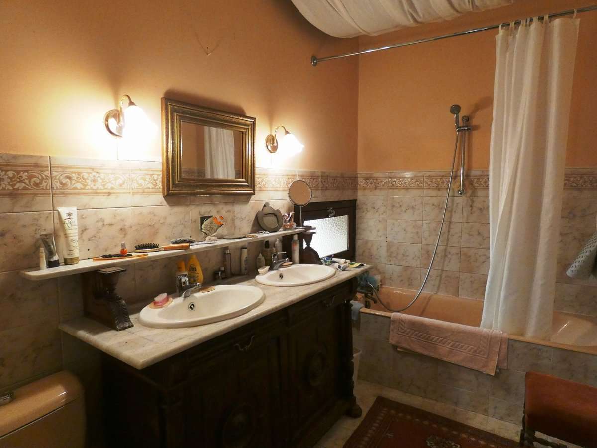 Charming 4 bedroom stone built house, ideally situated right in the heart o