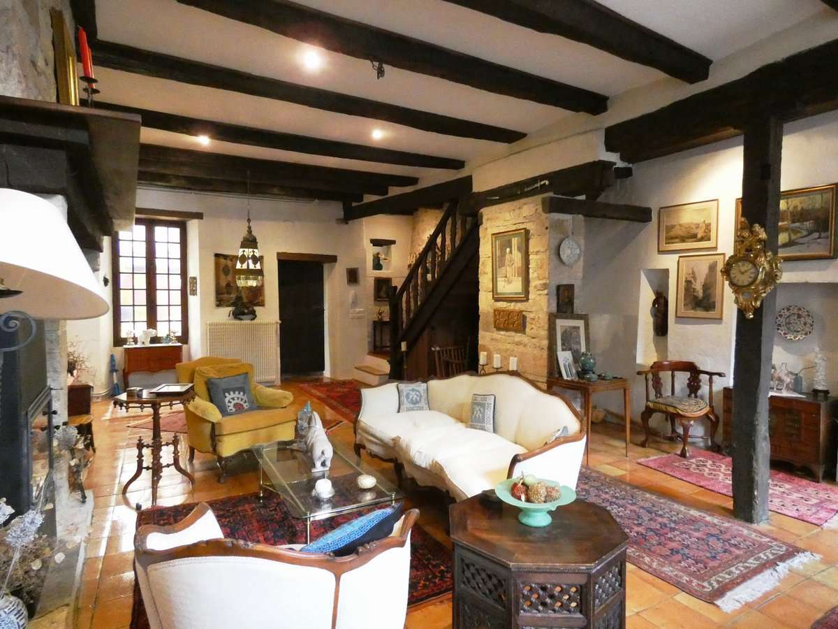 Charming 4 bedroom stone built house, ideally situated right in the heart o