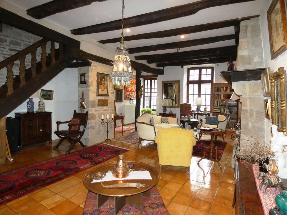 Charming 4 bedroom stone built house, ideally situated right in the heart o