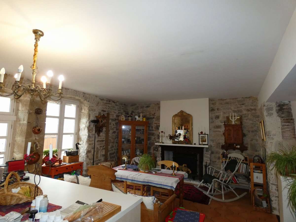 Charming 4 bedroom stone built house, ideally situated right in the heart o
