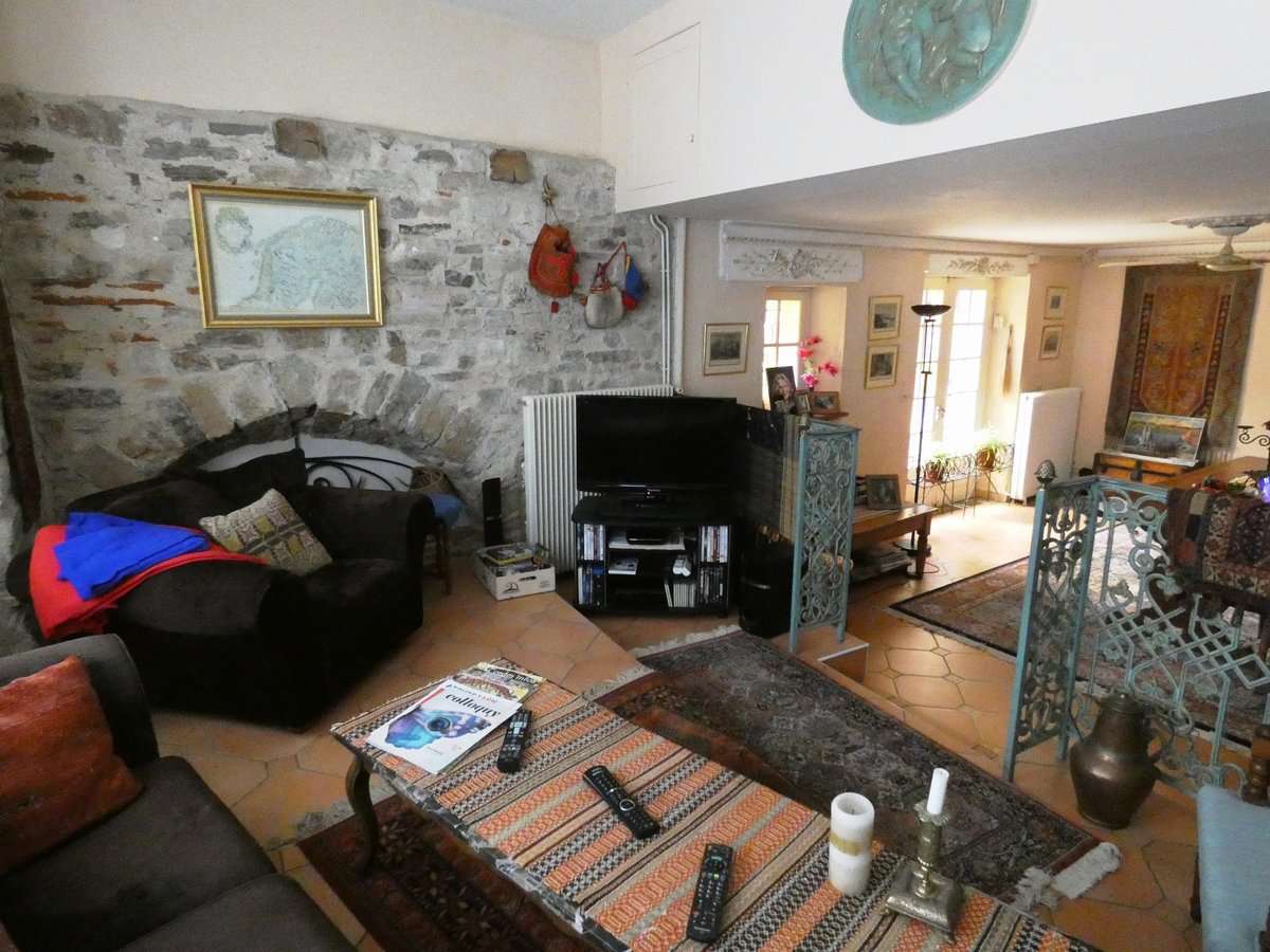 Charming 4 bedroom stone built house, ideally situated right in the heart o