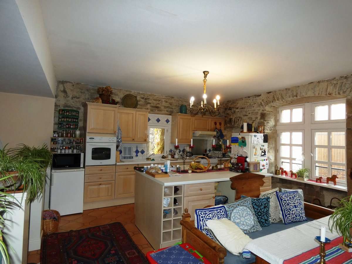 Charming 4 bedroom stone built house, ideally situated right in the heart o