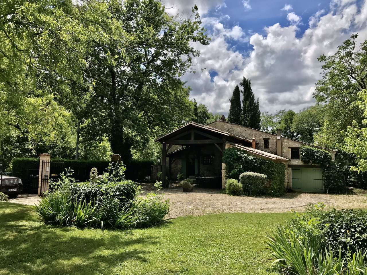 Charming 6 bedroom stone built, river front farmhouse, with a total spaciou