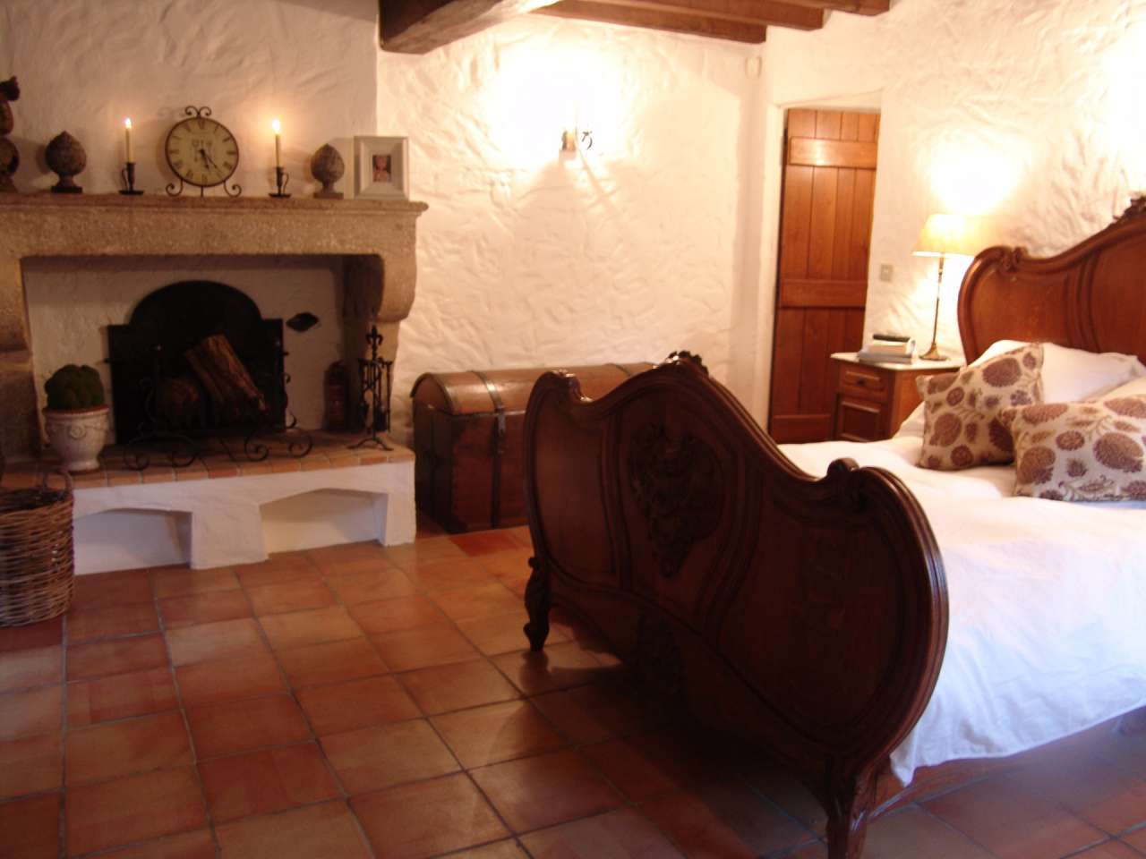 Charming 6 bedroom stone built, river front farmhouse, with a total spaciou