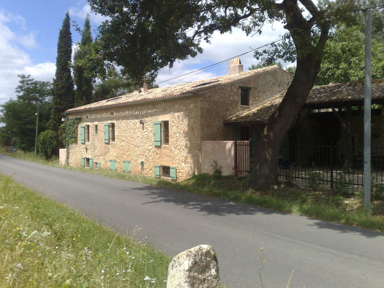 Charming 6 bedroom stone built, river front farmhouse, with a total spaciou