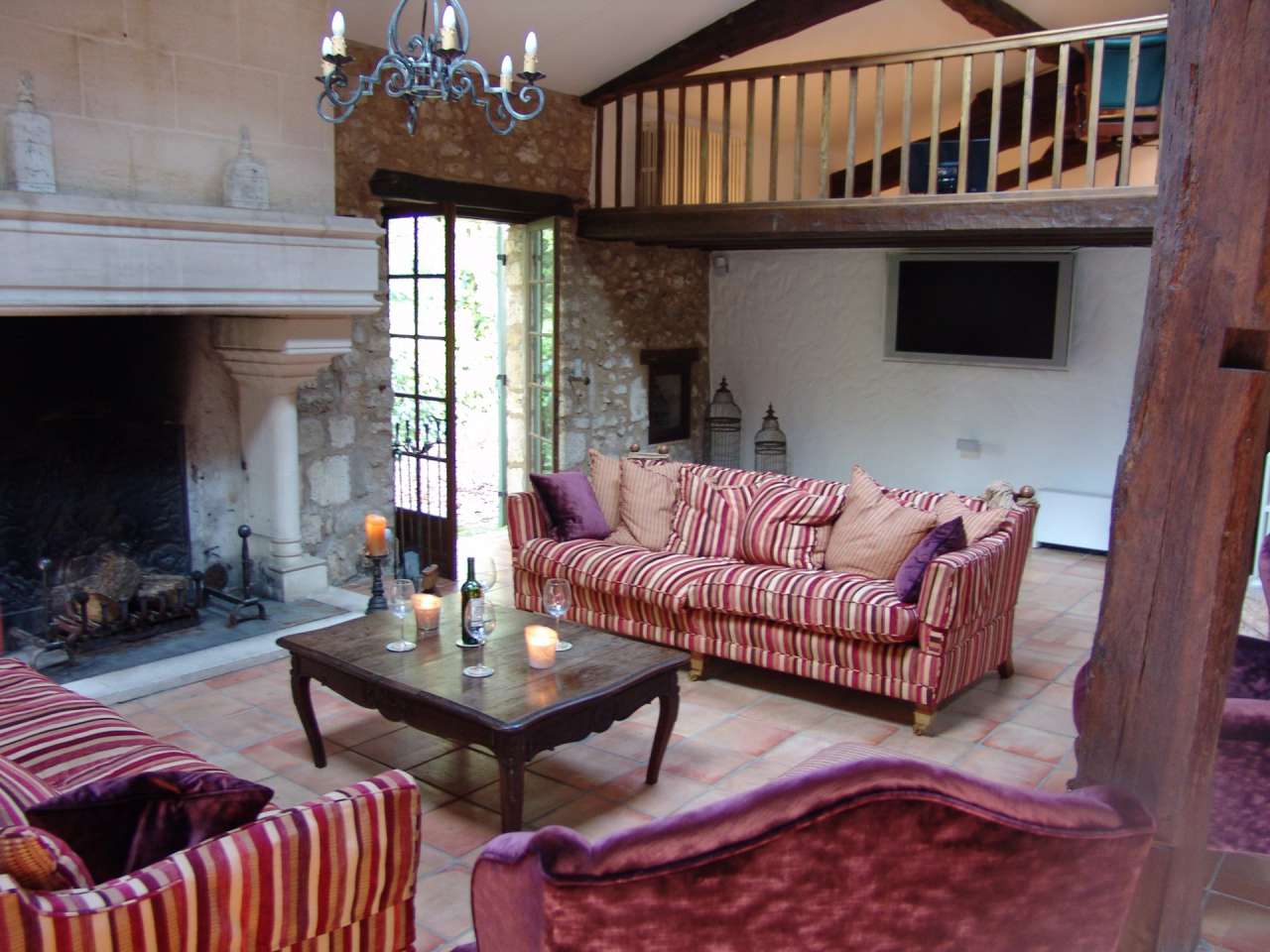 Charming 6 bedroom stone built, river front farmhouse, with a total spaciou