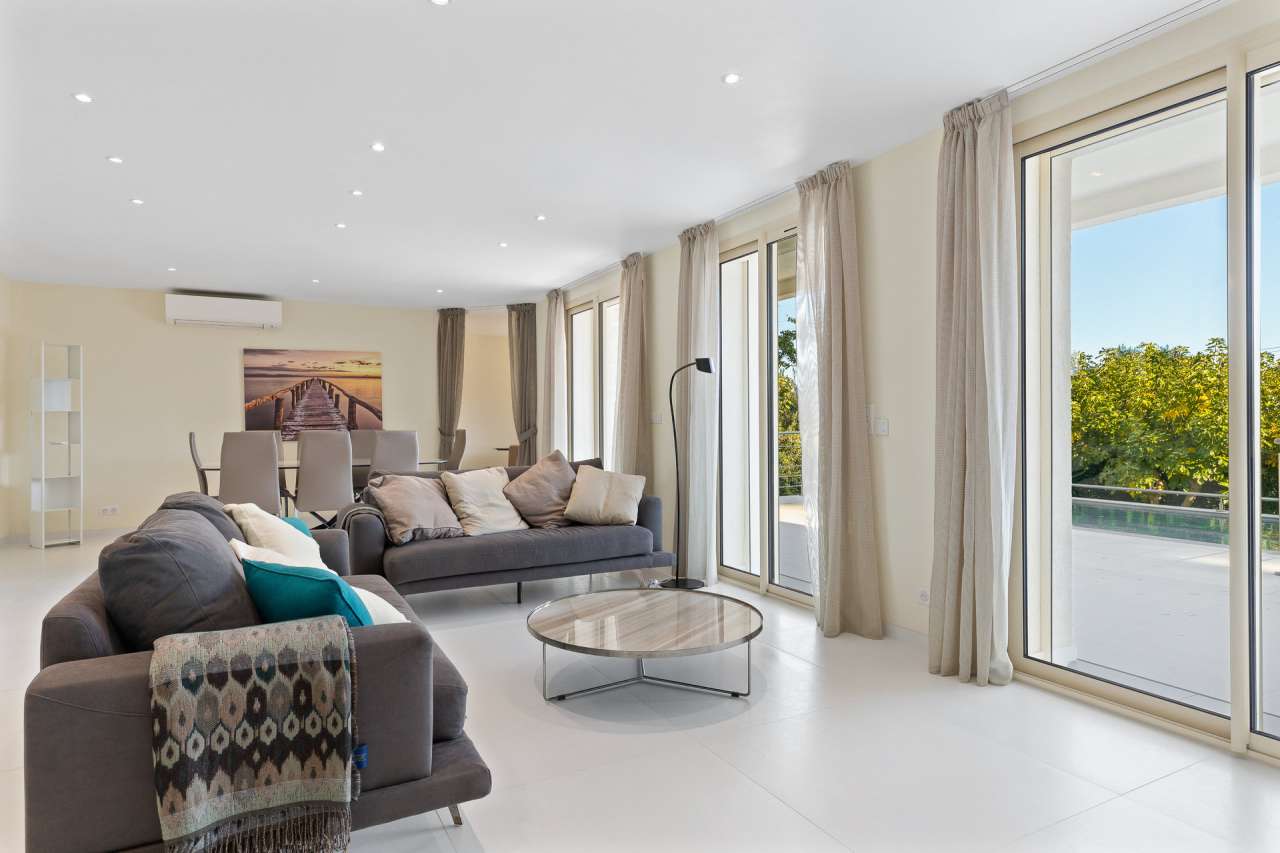 Totally refurbished throughout, this magnificent 4 bedroom villa is ideally