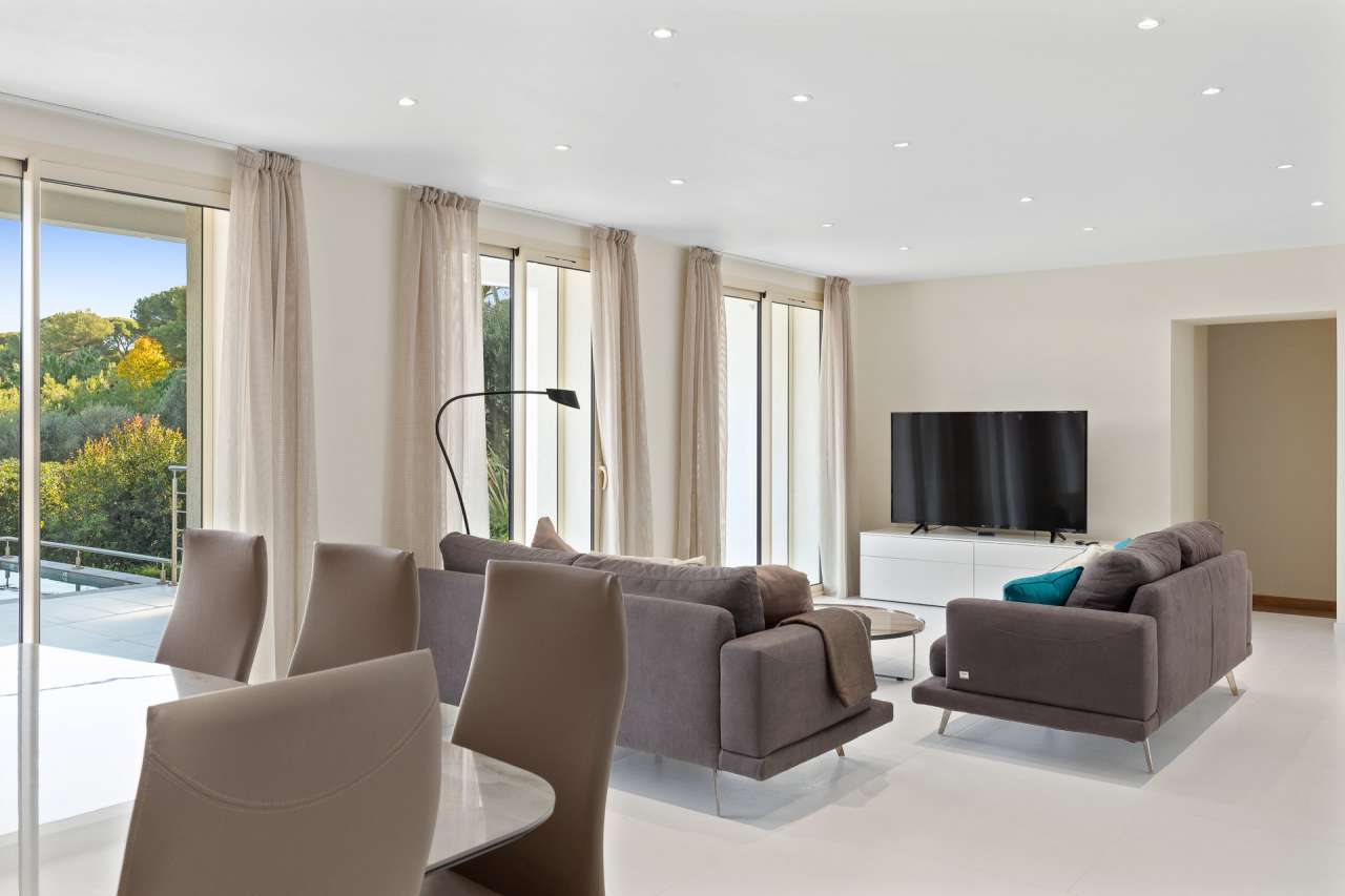 Totally refurbished throughout, this magnificent 4 bedroom villa is ideally