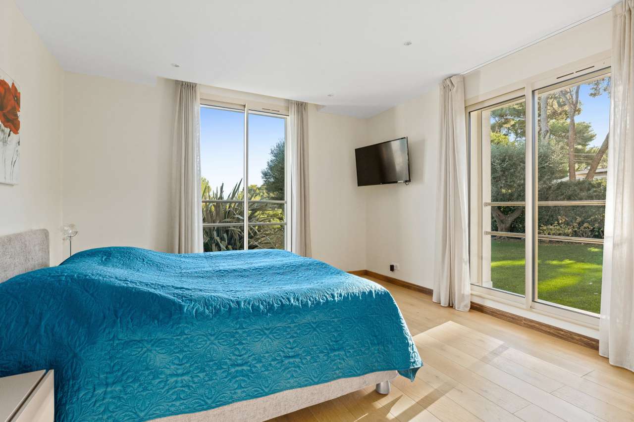 Totally refurbished throughout, this magnificent 4 bedroom villa is ideally